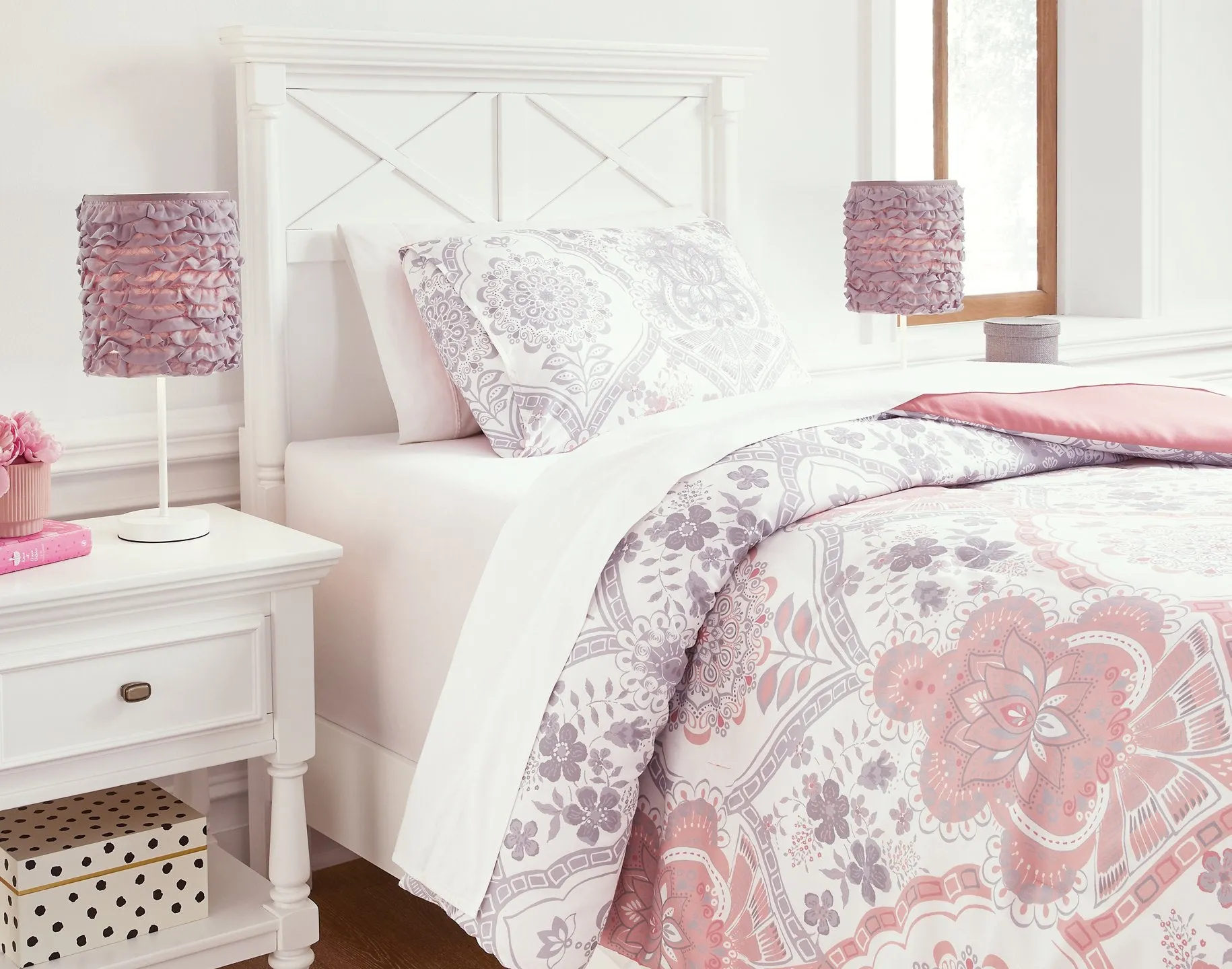 Avaleigh Comforter Set